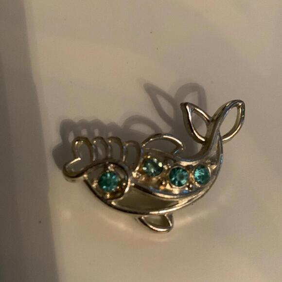 Blue stoned 1” silver fish pin - Picture 7 of 13